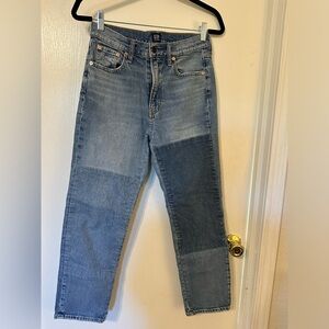 Gap straight leg high rise jeans. Button fly size 4/27. Super cute details